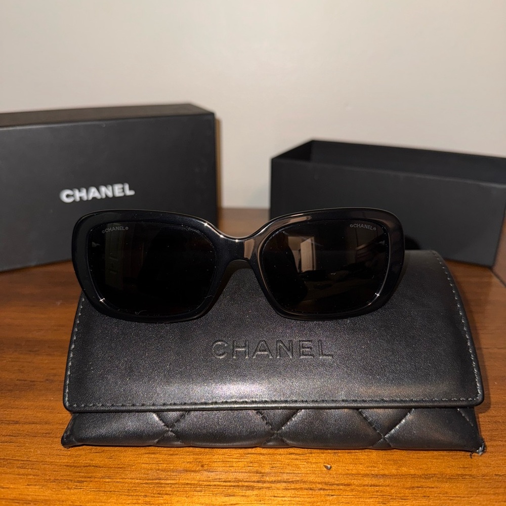 CHANEL Elegant Black Sunglasses